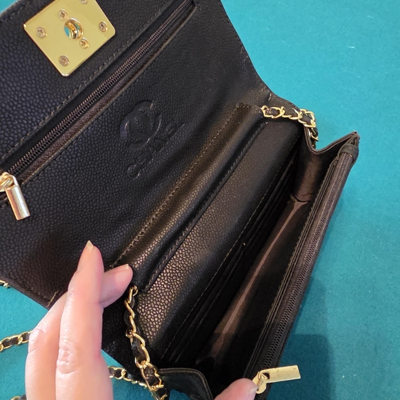 Chic Black Quilted Crossbody Bag with Chain Strap - Picture 4 of 4